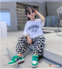 Bộ áo chữ Retro quần thụng caro dễ thương cho bé trai BXG279