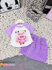 Set áo thun rút dây phối chân váy túi hộp kaki in Baby Three dễ thương cho bé gái BGB124111