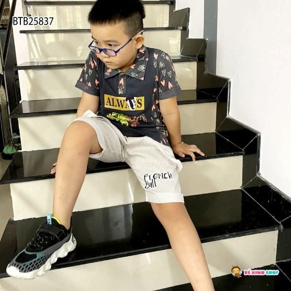 Set áo thun cổ trụ in tim ALWAYS quần kaki sọc ĐEN BTB25836