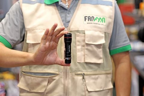 Đèn pin sạc dã ngoại 200 Lumen Vultura VTR-FL2401