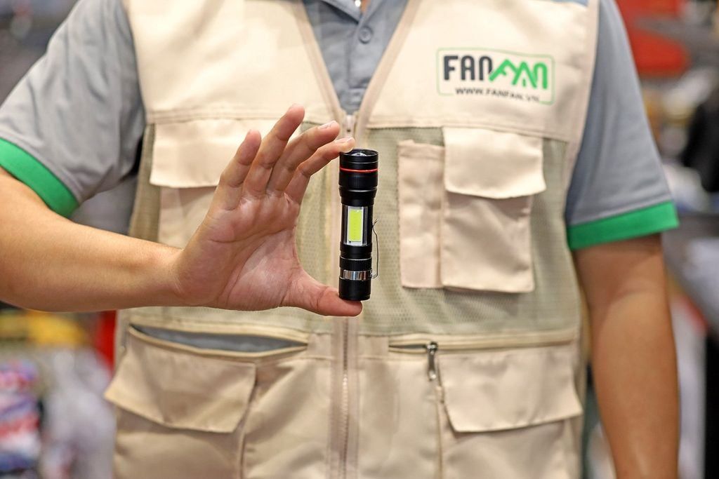 Đèn pin sạc dã ngoại 200 Lumen Vultura VTR-FL2401