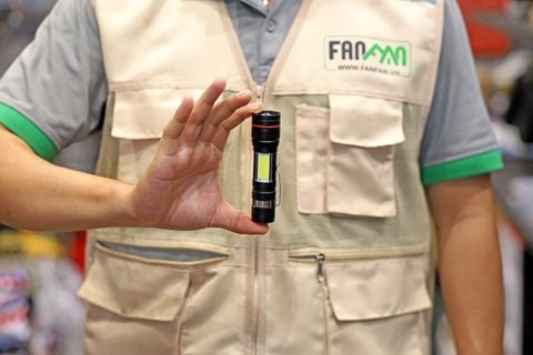 Đèn pin sạc dã ngoại 200 Lumen Vultura VTR-FL2401