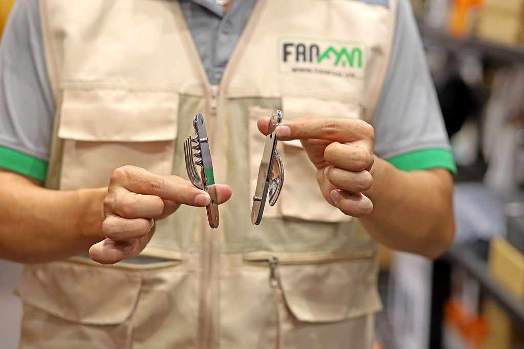 Bộ đồ ăn 2 mảnh dao muỗng nĩa dã ngoại 6 trong 1 Vultura VTR-TW2402