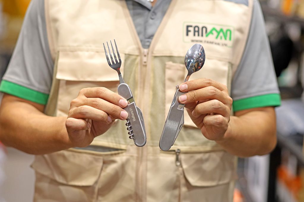 Bộ đồ ăn 2 mảnh dao muỗng nĩa dã ngoại 6 trong 1 Vultura VTR-TW2402