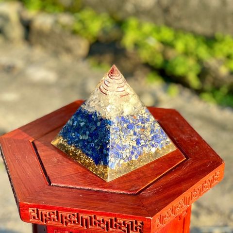 Kim tự tháp năng lượng Orgonite 10 x10cm