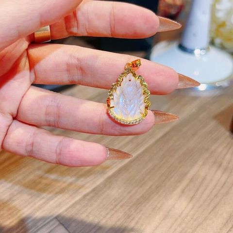 Mặt Đeo Hồ Ly Chúa Đá Moonstone Bọc Vàng