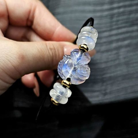 Vòng Hồ Ly Ôm Hoa Mix Ngũ Điếu Đá Moonstone