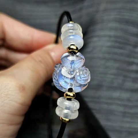 Vòng Hồ Ly Ôm Hoa Mix Ngũ Điếu Đá Moonstone