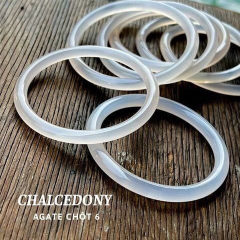 Vòng Tay Chalcedony Trắng Trong Nguyên Khối