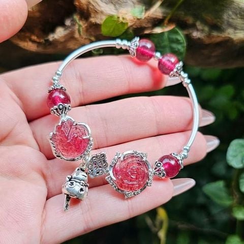 Vòng Tay Thạch Anh Dâu Tây Mix Hồ Ly Hoa Mẫu Đơn Charm Bạc