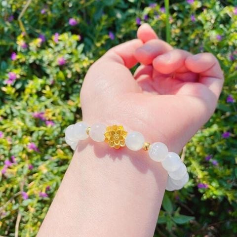 Vòng Tay Đá Mặt Trăng Moonstone Mix Hoa Sen và Bi Vàng 24k