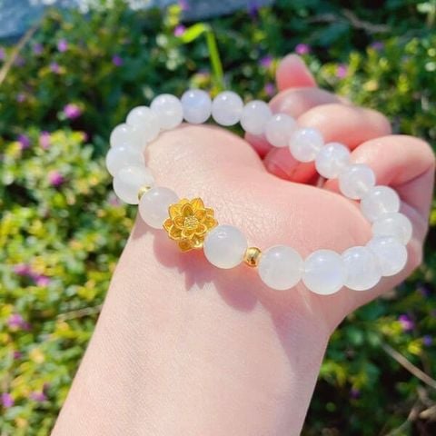 Vòng Tay Đá Mặt Trăng Moonstone Mix Hoa Sen và Bi Vàng 24k