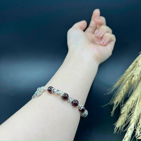 Vòng Tay Đá Garnet Hồng Lựu Brazil Mix Charm Bạc