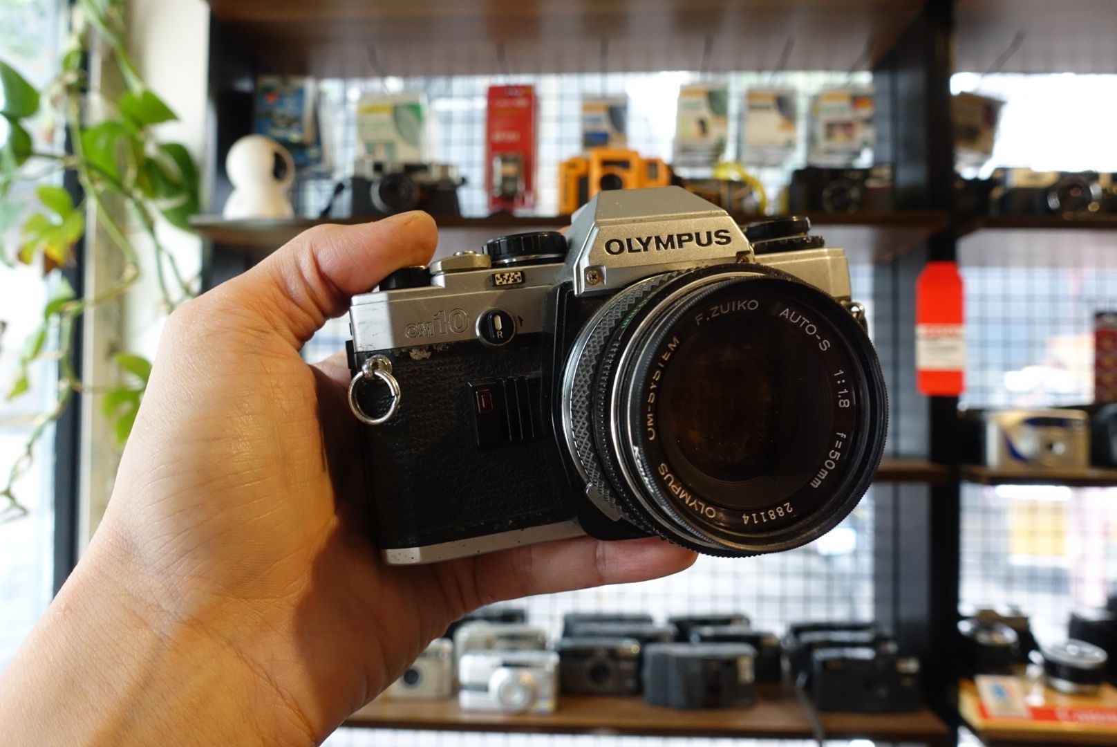 超安い Olympus OM10 / Zuiko 50mm f1.8 – Thường Xanh Film Store フィルムカメラ