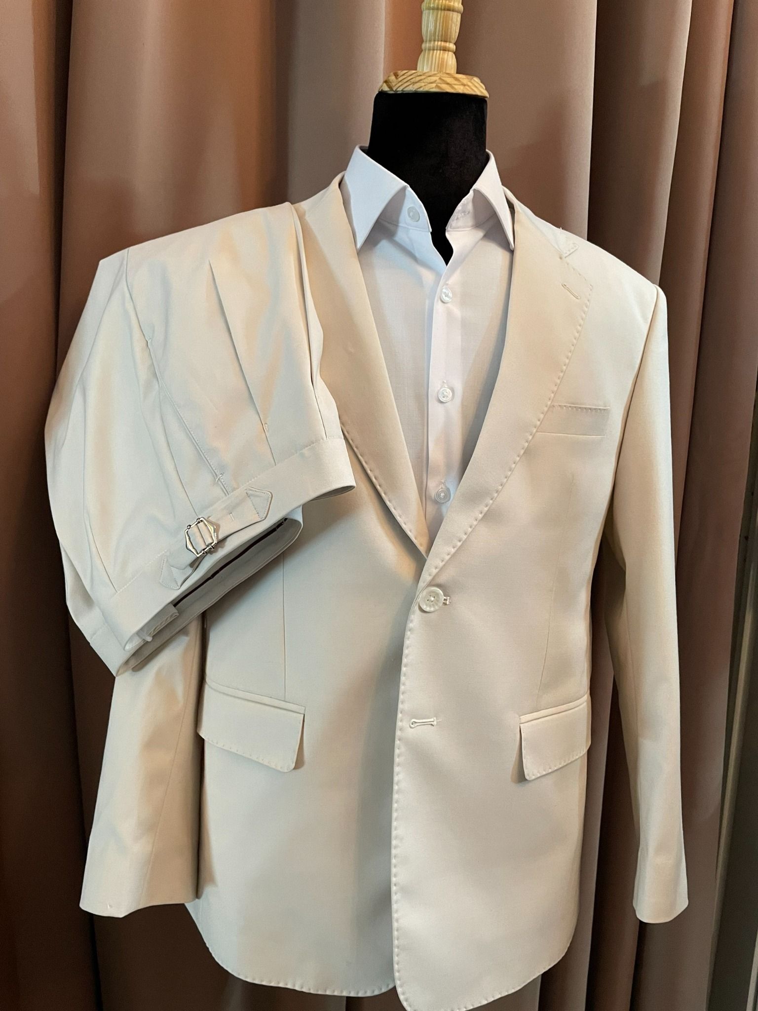  BỘ SUIT MAY ĐO MÀU BEIGE VE CHỮ K 