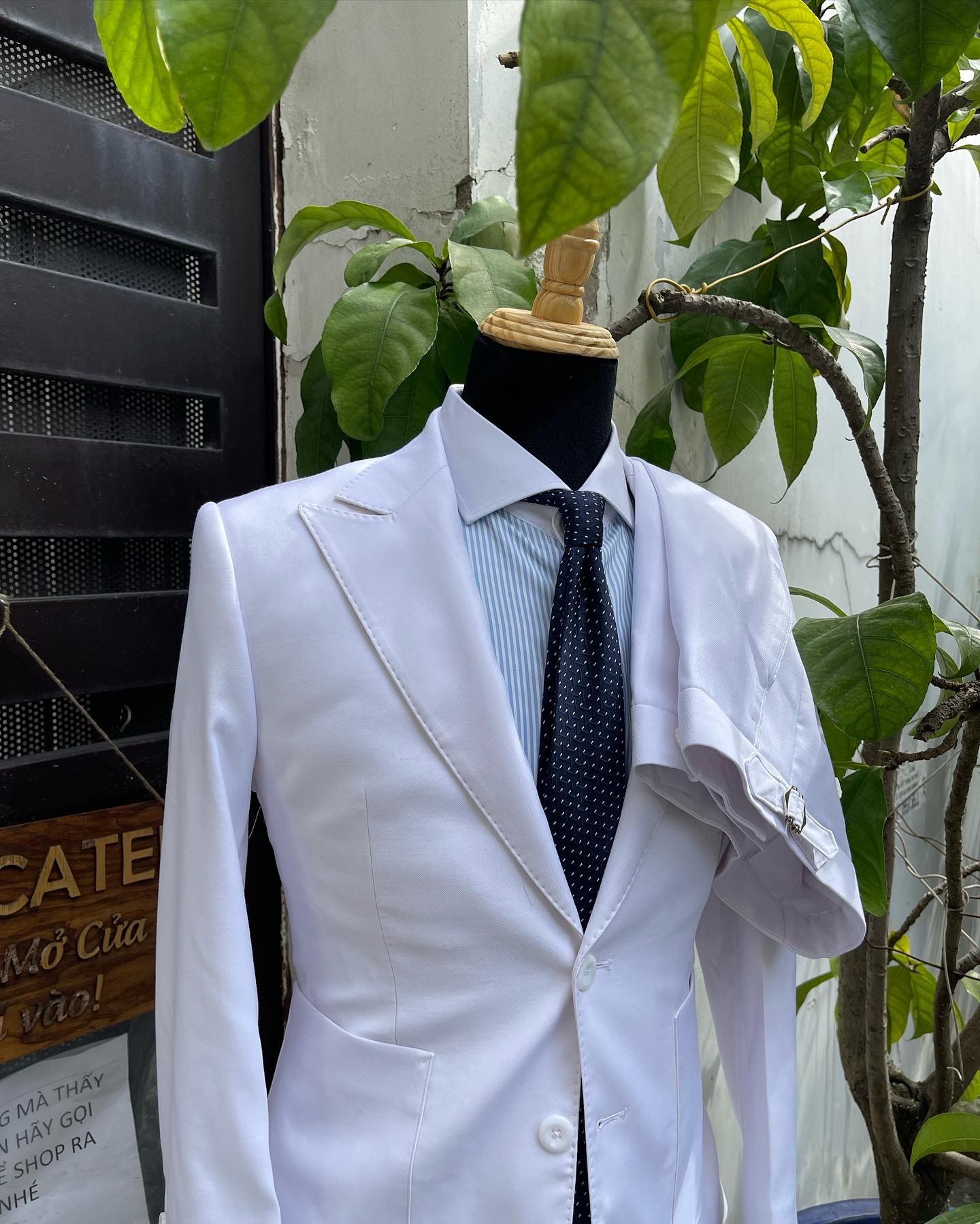  SUIT TRẮNG VE NHỌN, TÚI ỐP 