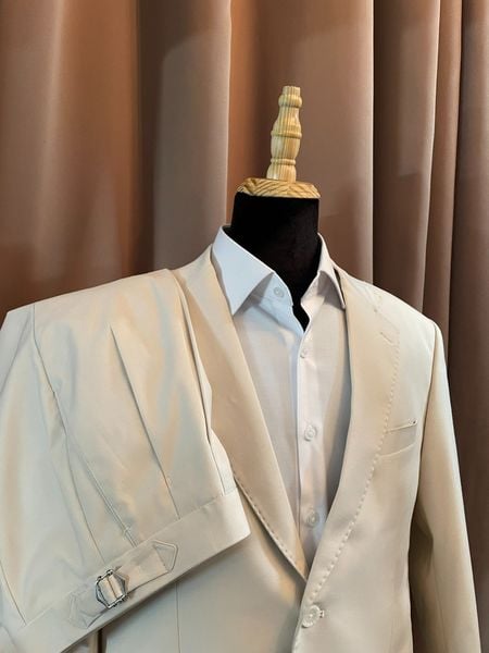  BỘ SUIT MAY ĐO MÀU BEIGE VE CHỮ K 