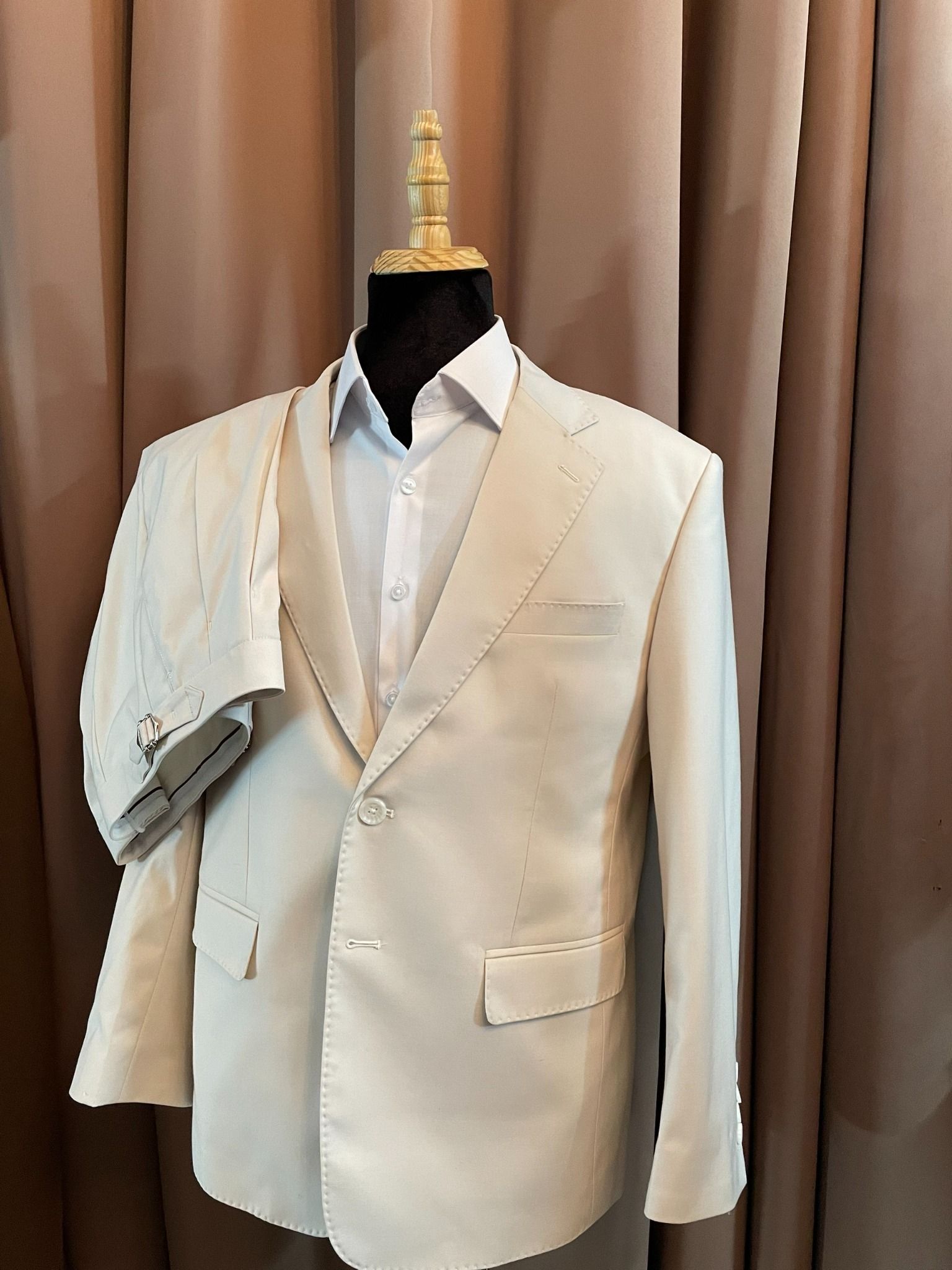  BỘ SUIT MAY ĐO MÀU BEIGE VE CHỮ K 