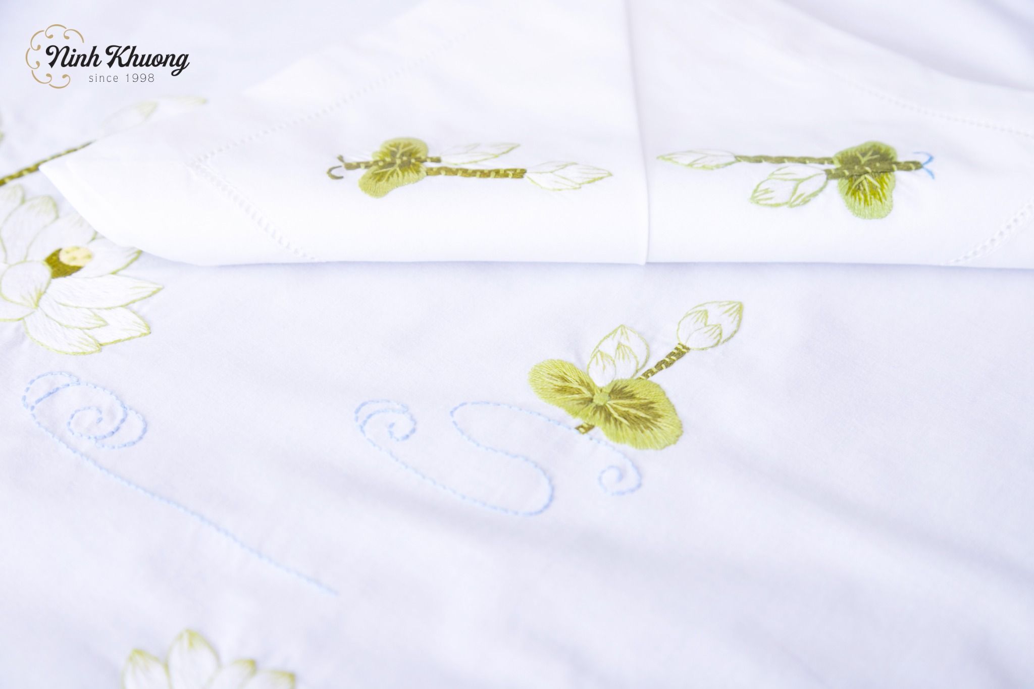  Table Cloth-Khăn bàn -CIP-Sen trắng 