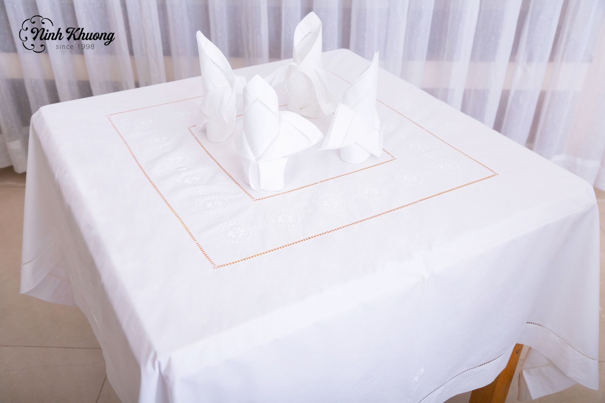  Table Cloth-Khăn bàn Linen - Khuyên tròn bộc mai trắng 