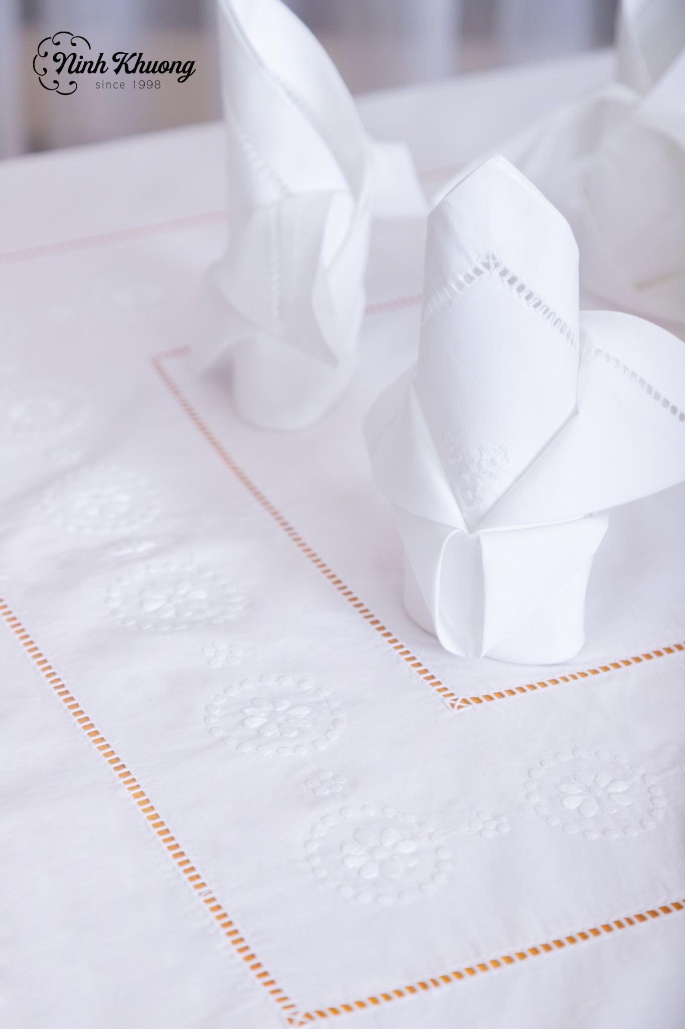  Table Cloth-Khăn bàn Linen - Khuyên tròn bộc mai trắng 