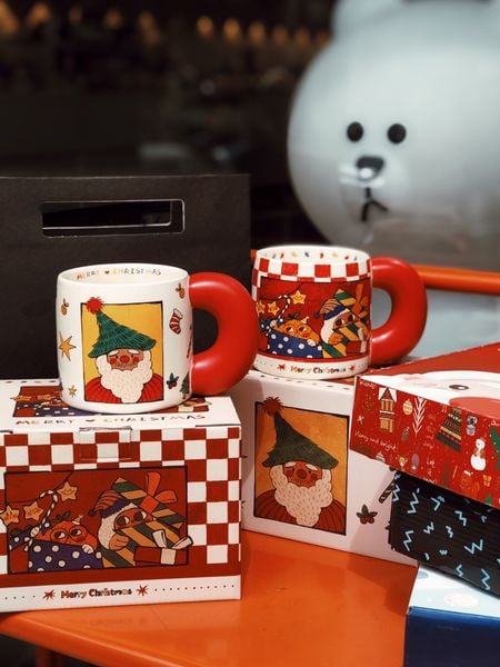  CHRISTMAS MUGS 