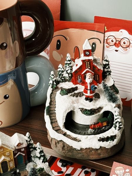  CHRISTMAS TOWN MUSIC BOX 