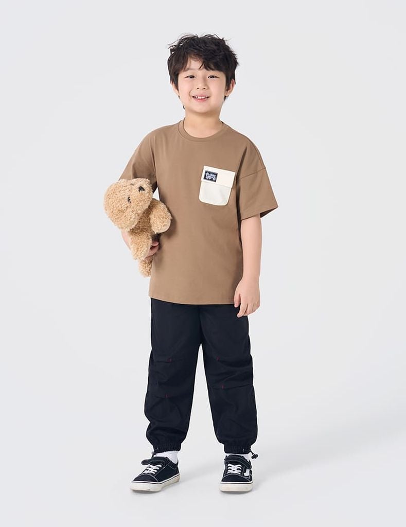 Áo thun cổ tròn trẻ em casual phối túi ốp