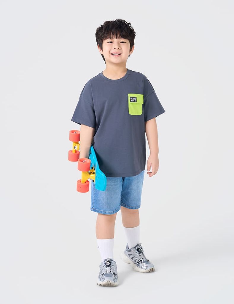 Áo thun cổ tròn trẻ em casual phối túi ốp
