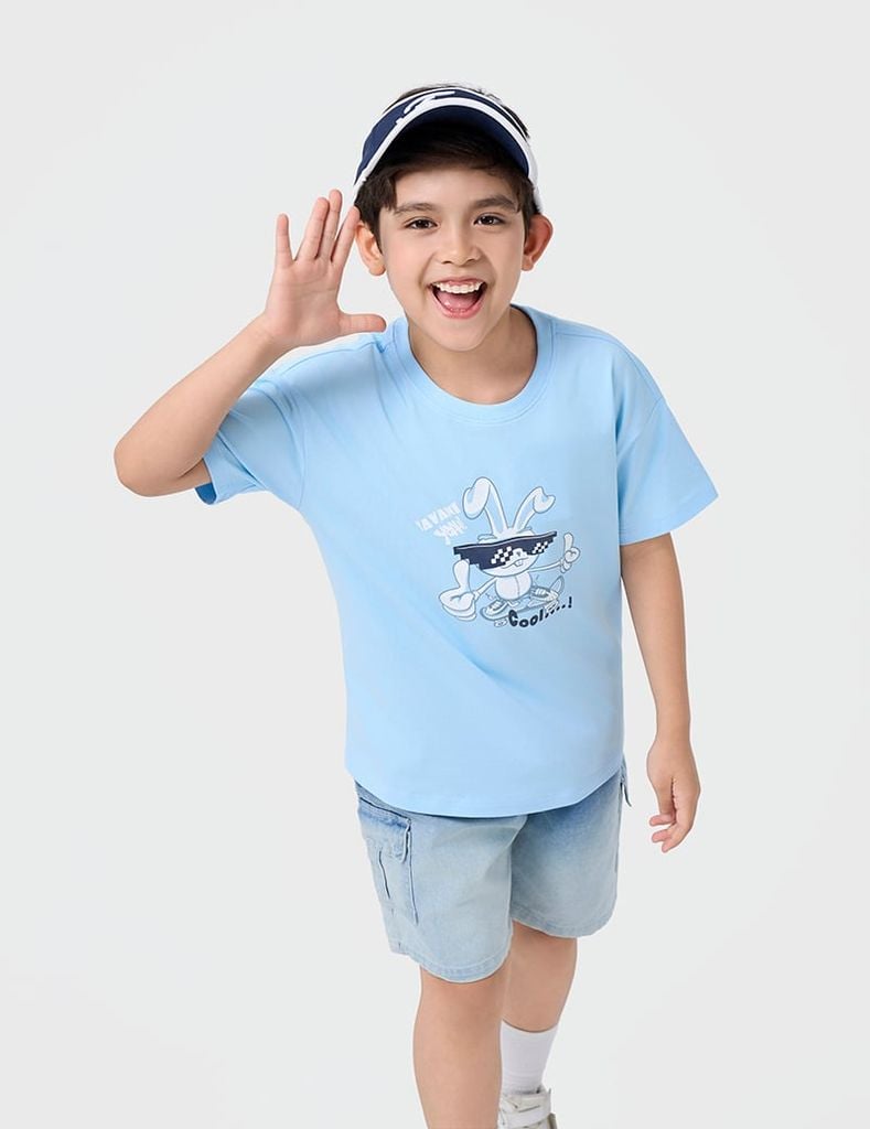 Áo thun bé trai ngắn tay cổ tròn in hình trước ngực