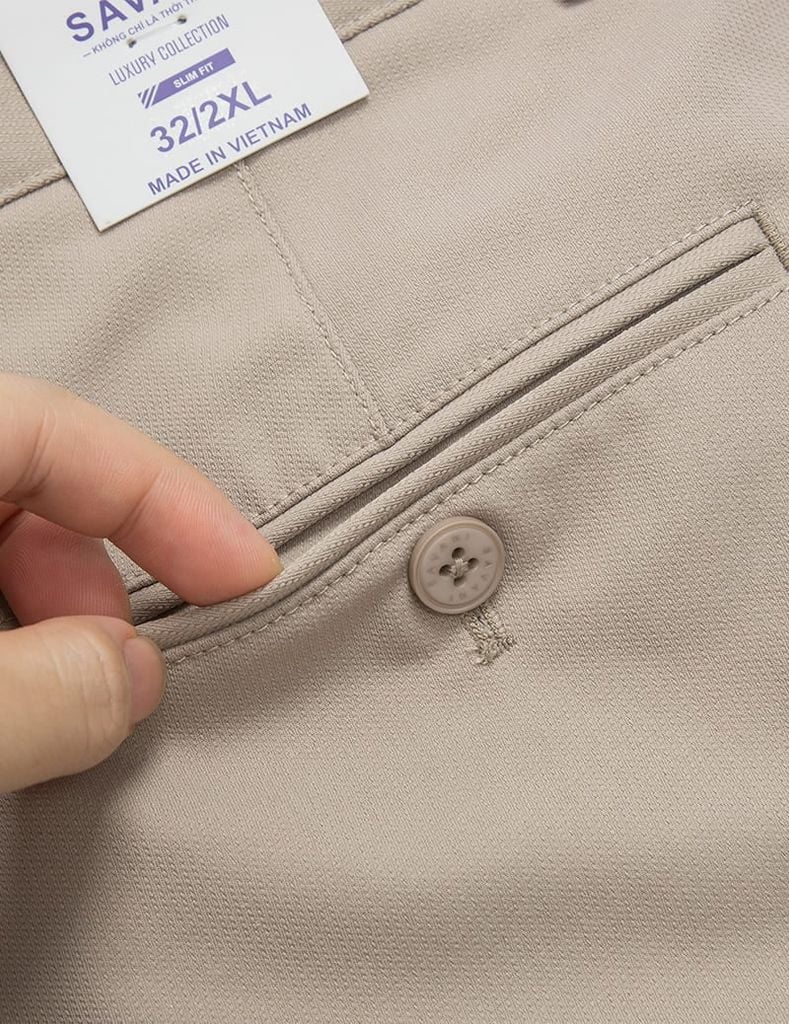 Quần khaki nam thêu trang trí hai bên sườn