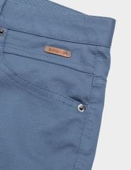 Quần short kaki nam cạp thường logo da gắn túi