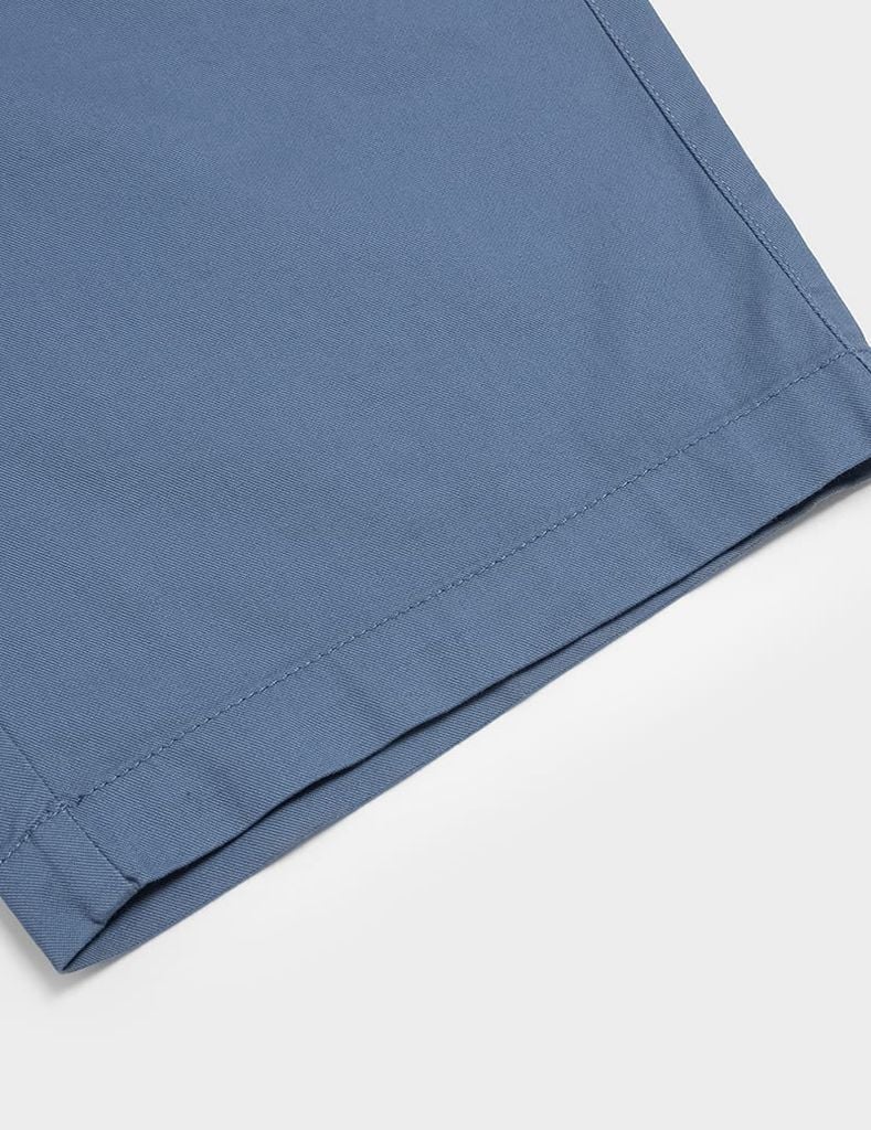 Quần short kaki nam cạp thường logo da gắn túi