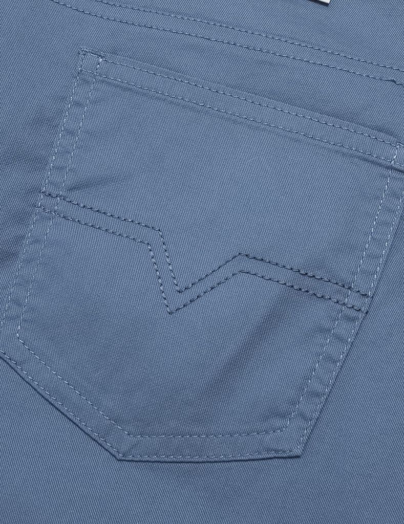 Quần short kaki nam cạp thường logo da gắn túi