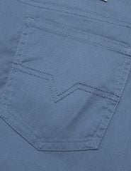 Quần short kaki nam cạp thường logo da gắn túi