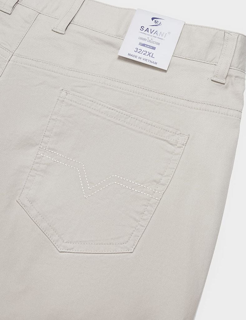Quần short kaki nam cạp thường logo da gắn túi