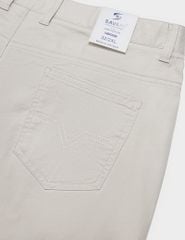 Quần short kaki nam cạp thường logo da gắn túi