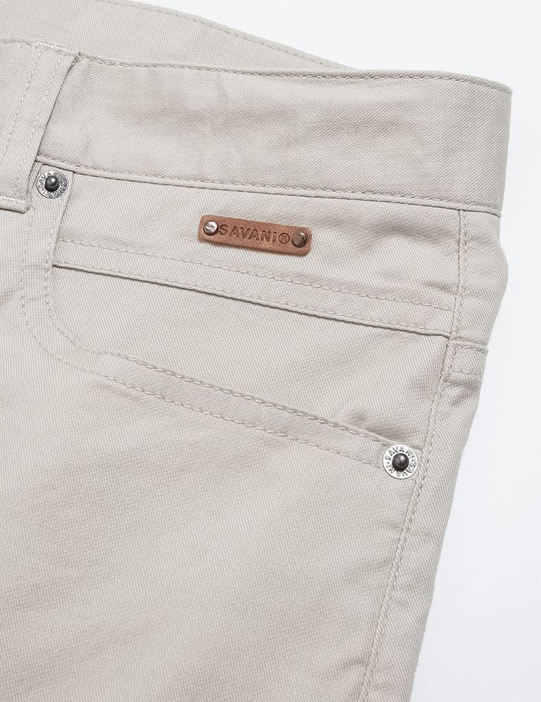 Quần short kaki nam cạp thường logo da gắn túi