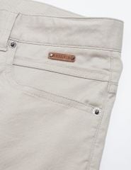 Quần short kaki nam cạp thường logo da gắn túi