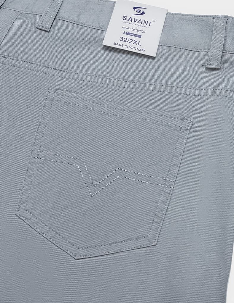 Quần short kaki nam cạp thường logo da gắn túi