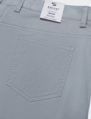 Quần short kaki nam cạp thường logo da gắn túi
