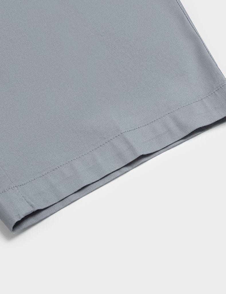 Quần short kaki nam cạp thường logo da gắn túi