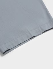 Quần short kaki nam cạp thường logo da gắn túi