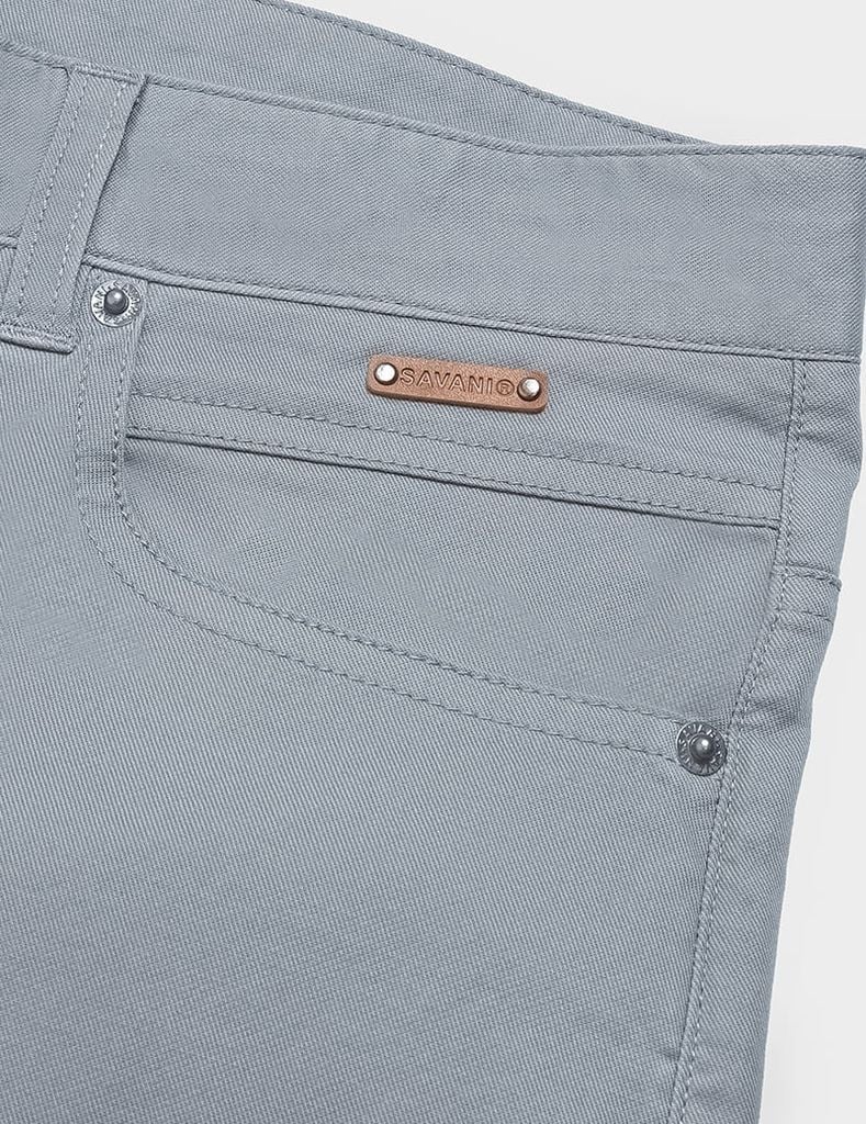 Quần short kaki nam cạp thường logo da gắn túi
