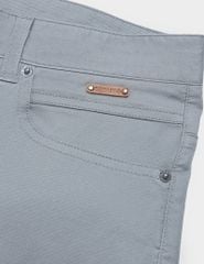Quần short kaki nam cạp thường logo da gắn túi