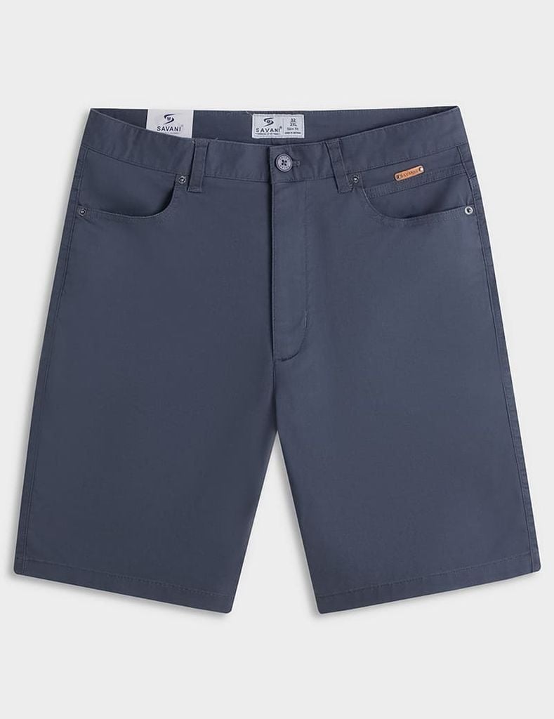 Quần short kaki nam cạp thường logo da gắn túi