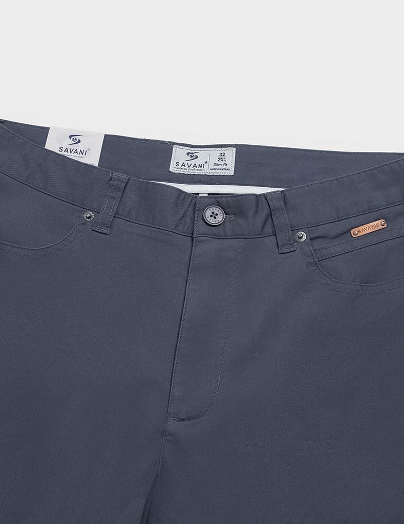Quần short kaki nam cạp thường logo da gắn túi