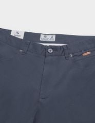 Quần short kaki nam cạp thường logo da gắn túi