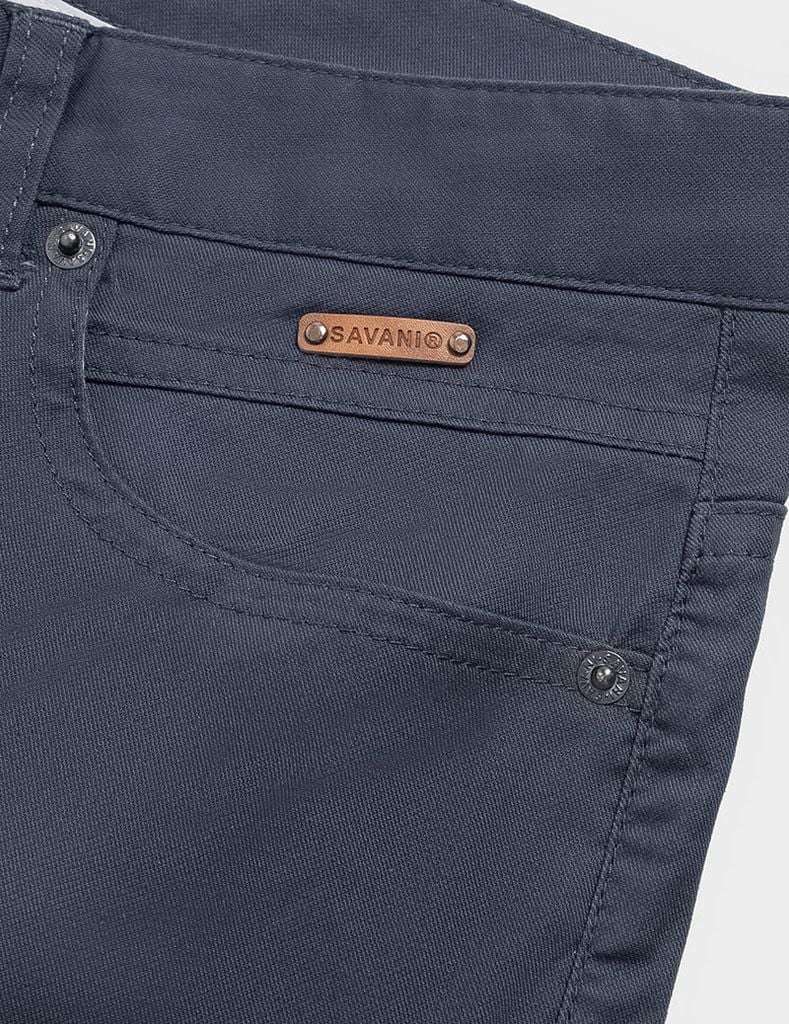 Quần short kaki nam cạp thường logo da gắn túi