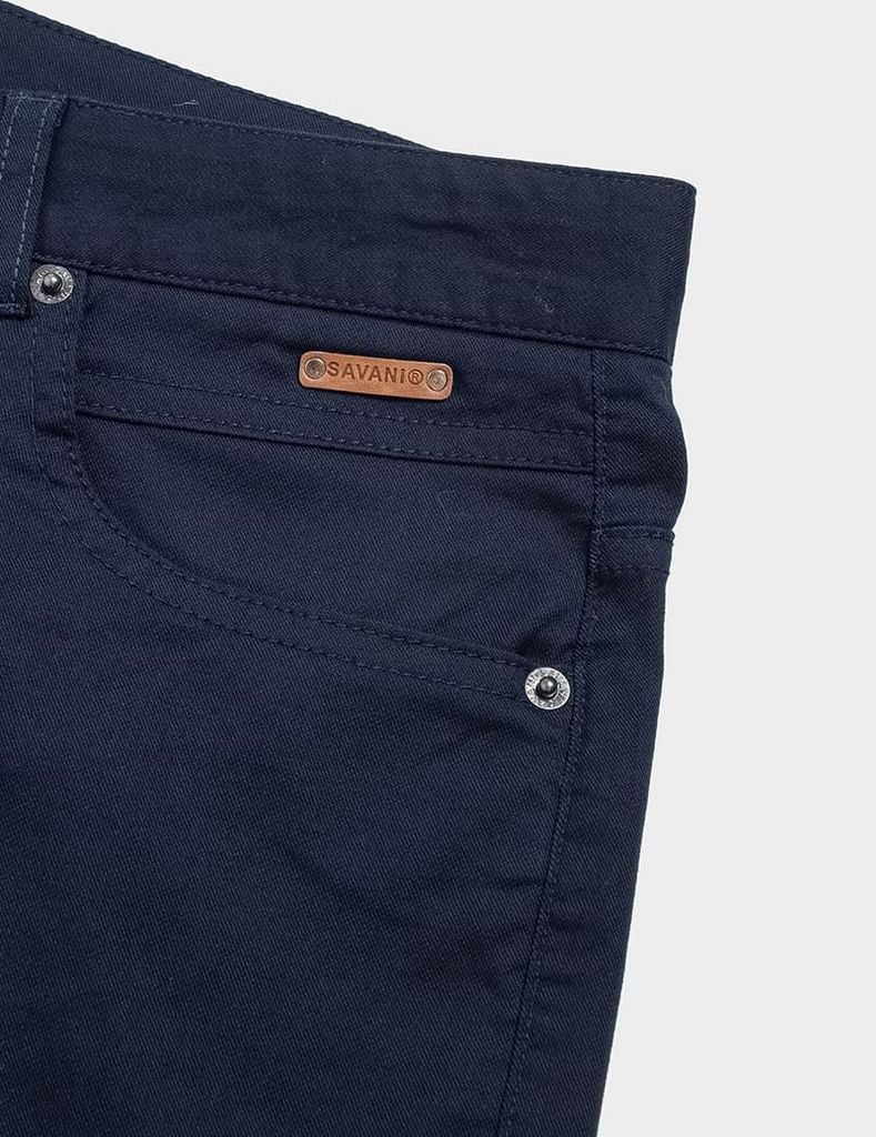 Quần short kaki nam cạp thường logo da gắn túi